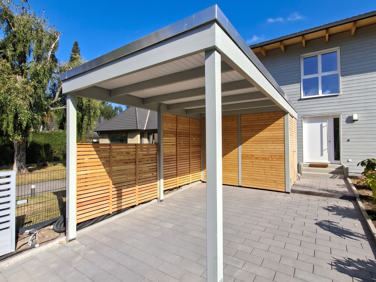 Carport KLARE LINIE in Hellgrau mit Holzverkleidung und Abstellraum