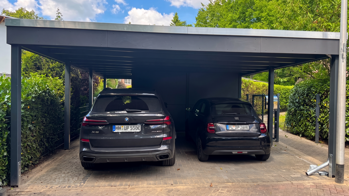Moderner Carport mit Blende mit HPL-Schichtstoffplatten