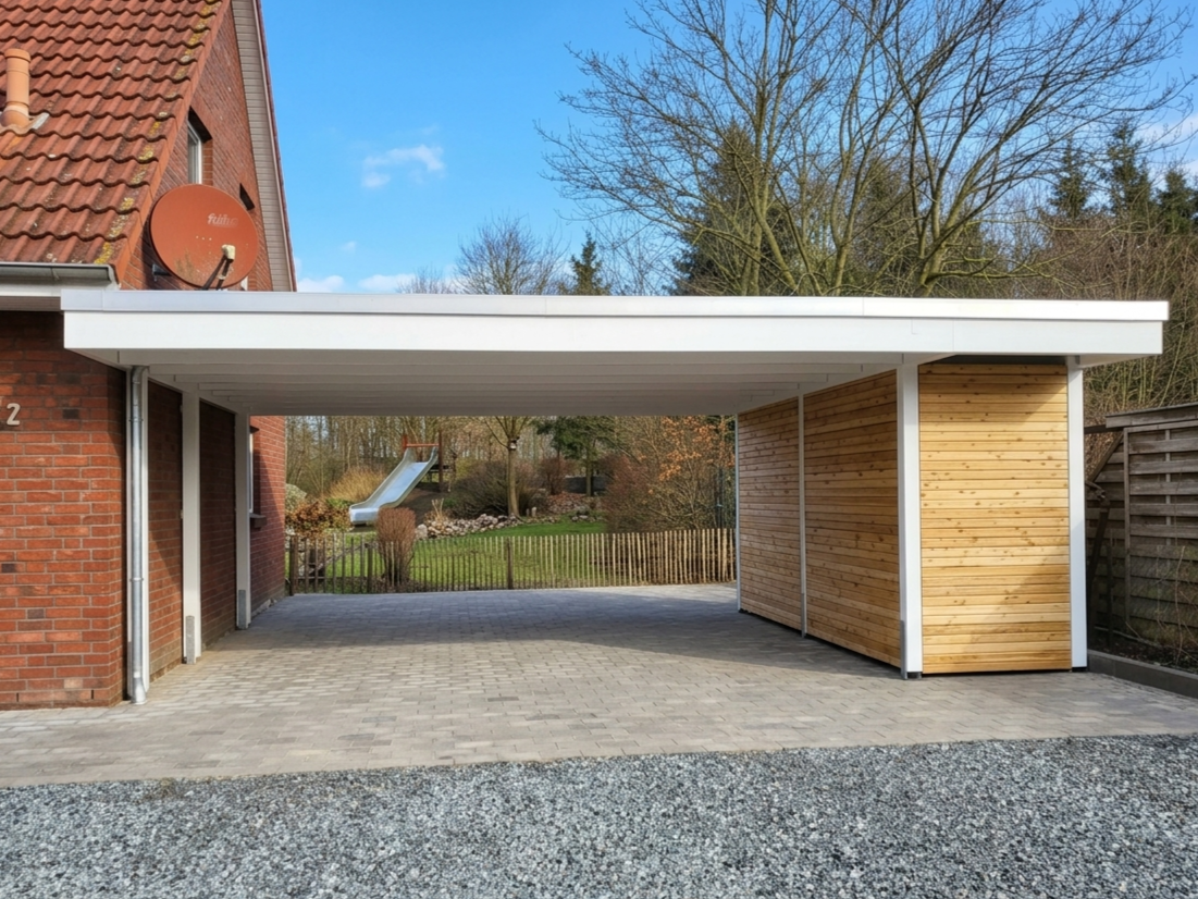 Carport mit schmalem seitlichen Abstellraum