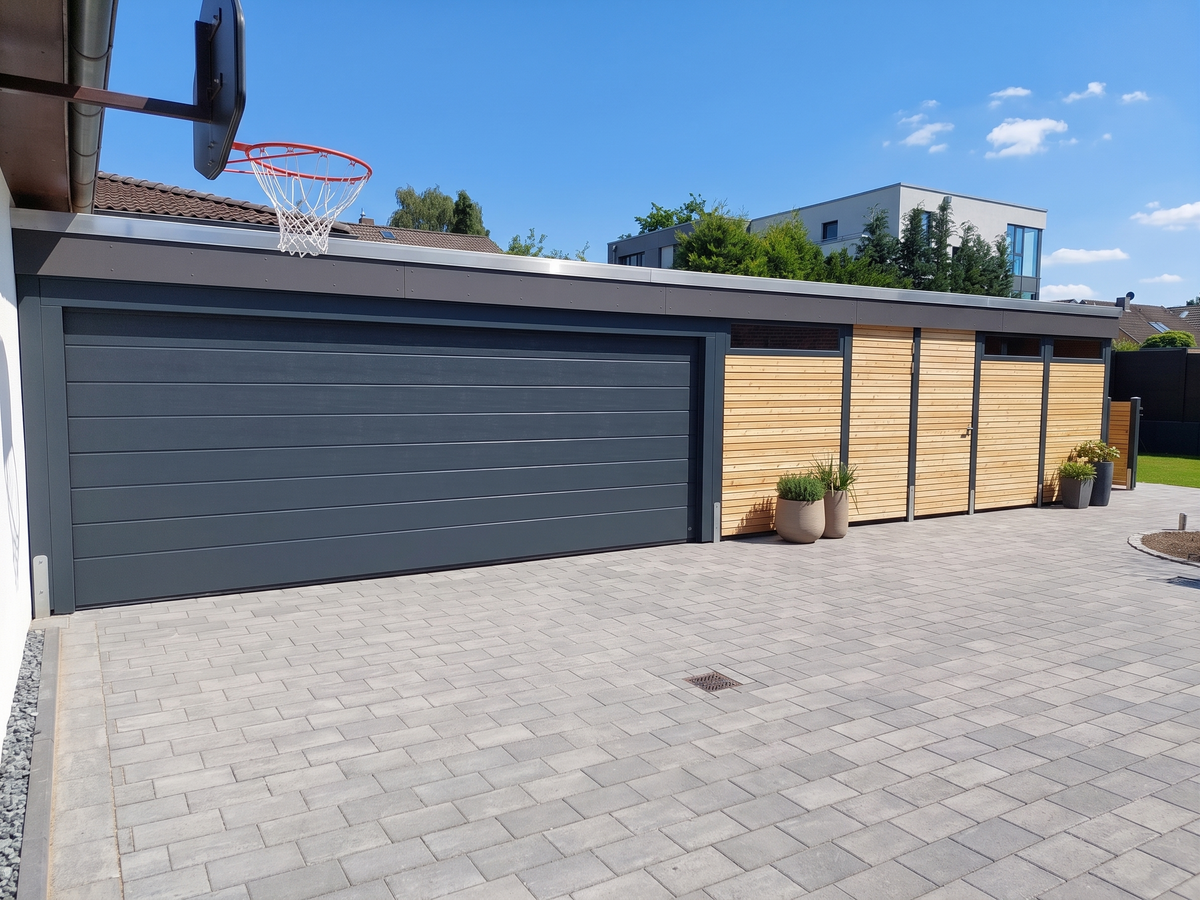 Großer Carport mit Garage