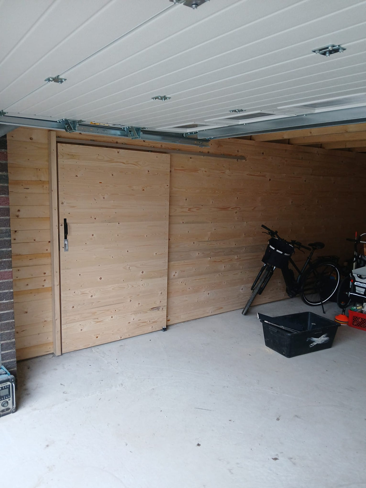 Holzgarage innen
