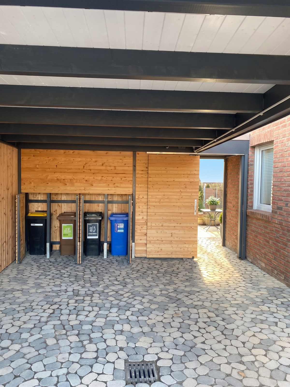 Mülltonnenboxen integriert in die Carportwand
