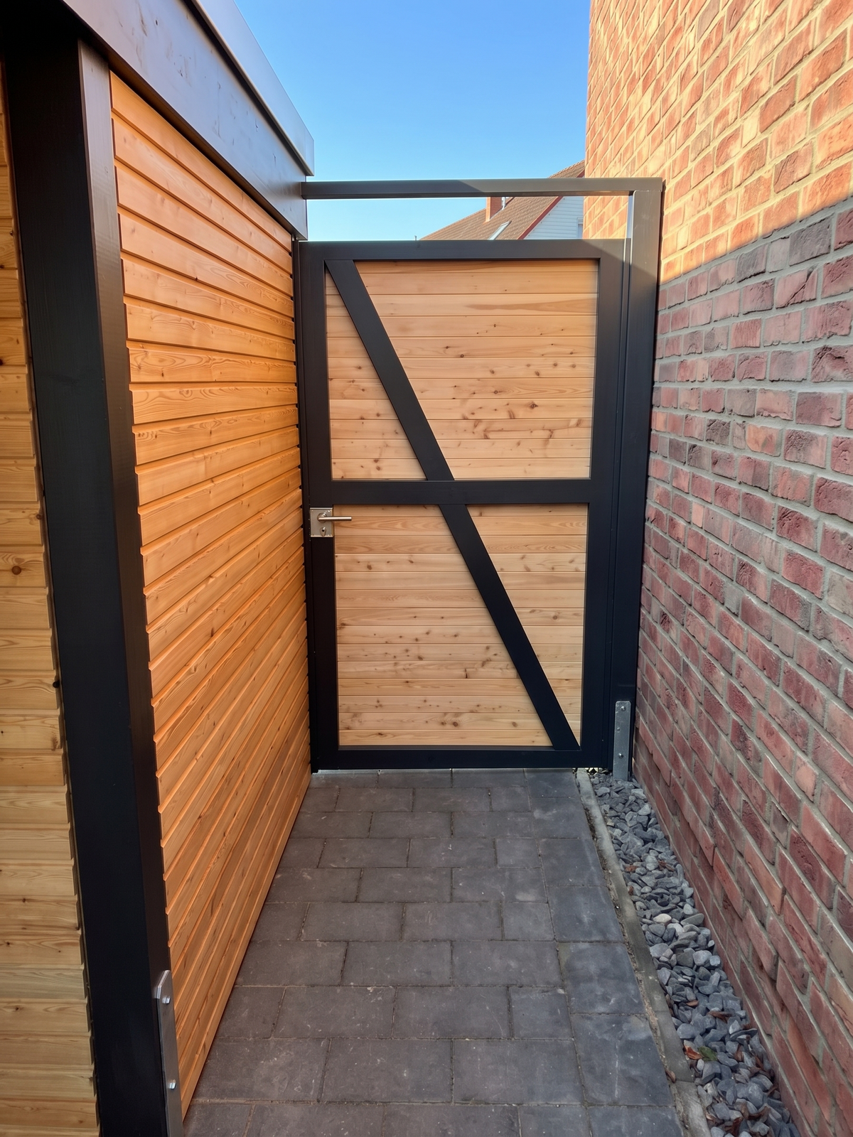 Tür zwischen Carport und Hauswand