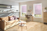 Helles Wohnzimmer mit nordischem Kiefernholzboden.