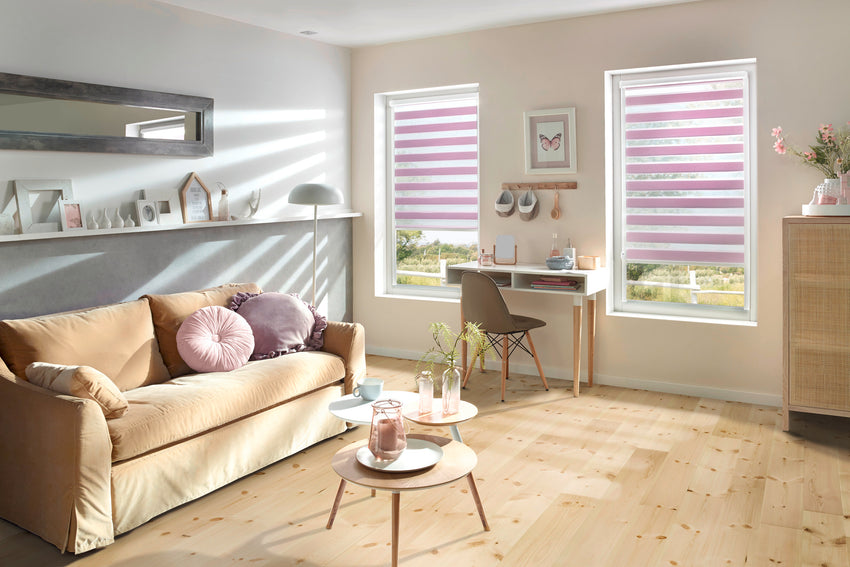 Helles Wohnzimmer mit nordischem Kiefernholzboden.