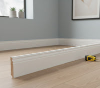 Profilierte weiße Sockelleiste aus massiver Kiefer in modernem Wohnraum.