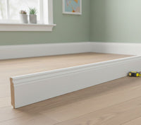 Profilierte weiße Sockelleiste aus massiver Kiefer in modernem Wohnraum.