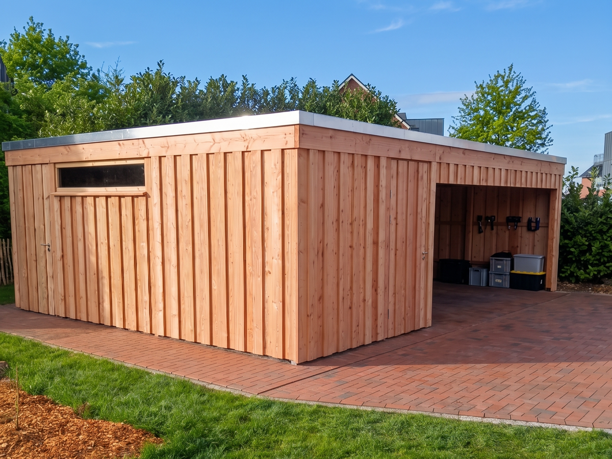 Carport KLARE LINIE in Lärche natur mit senkrechter Deckelschalung