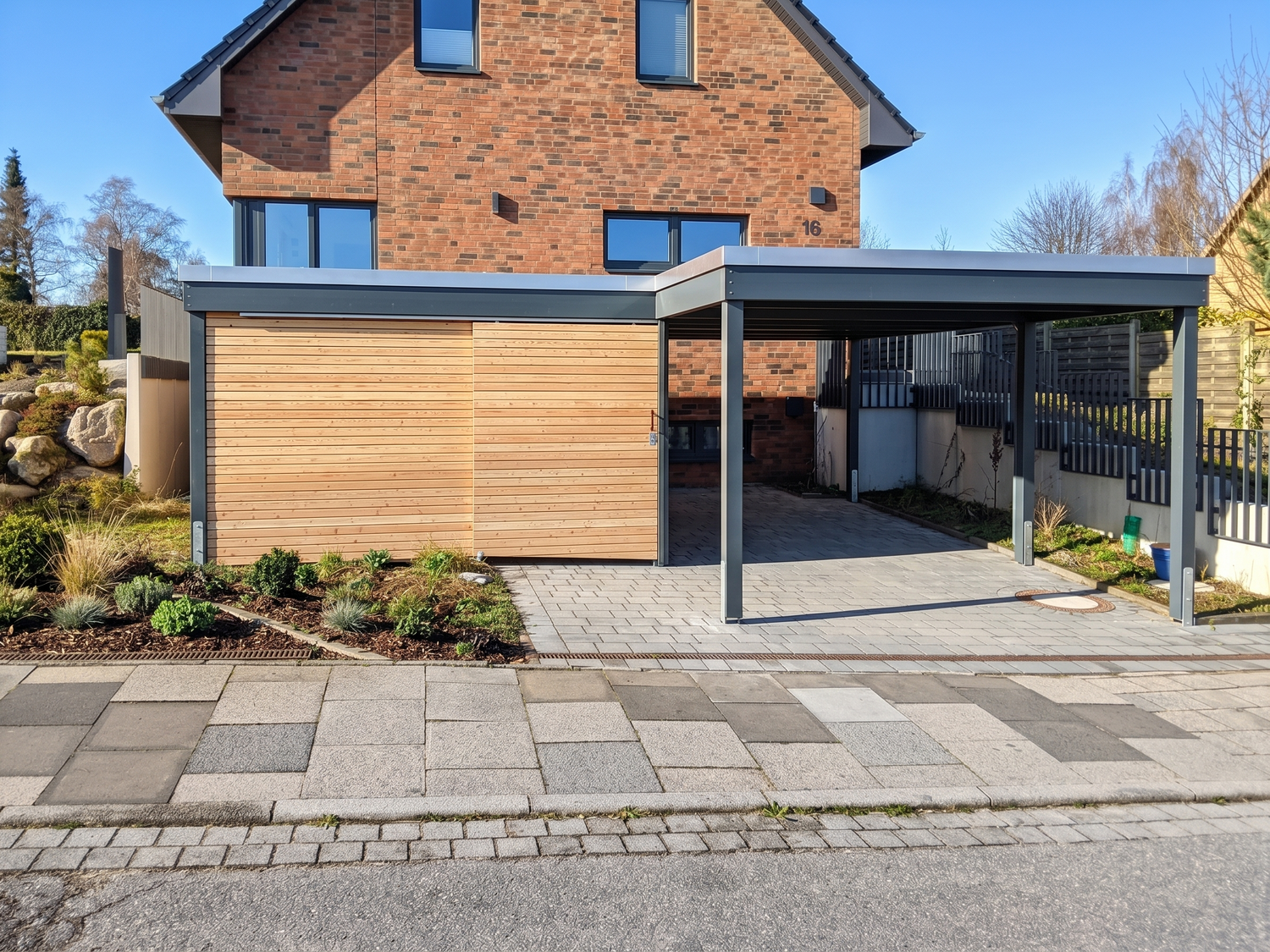 Carport_Klare_Linie_mit_seitlichem_grossen_Abstellraum_Modern_design_43367105-12d0-4a0d-84b8-44a1bd748c06
