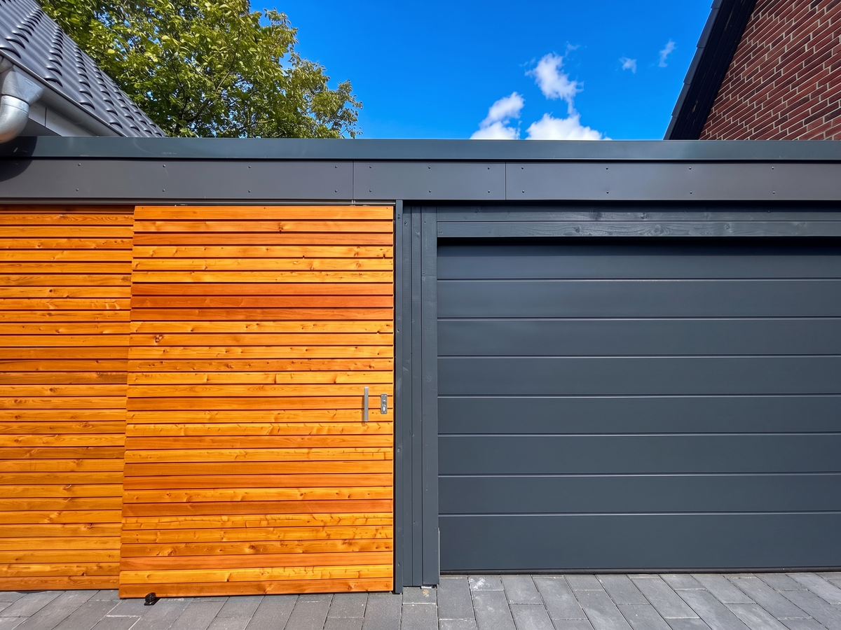 Carport mit Schietür und Sektionaltor