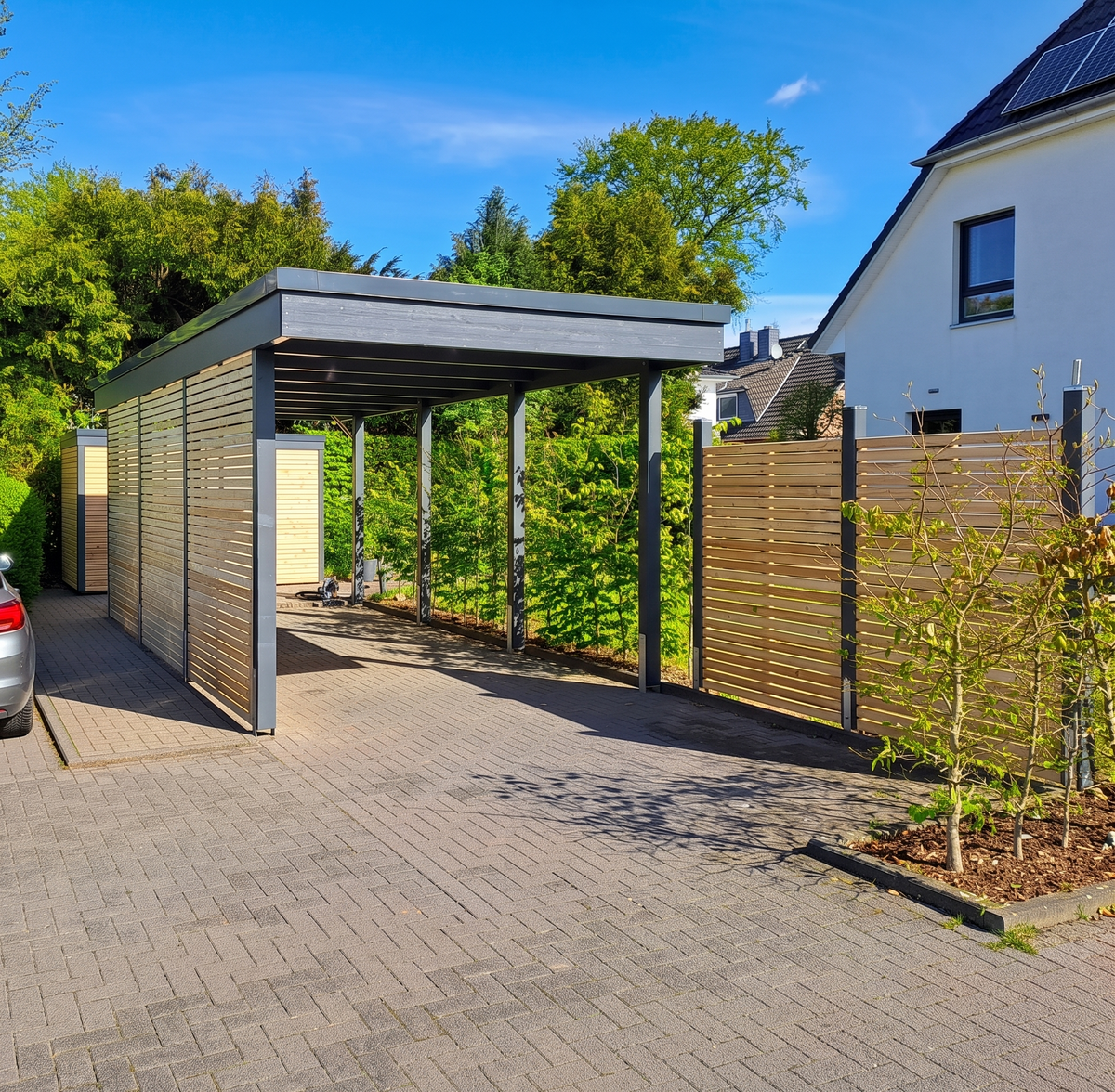 Carport mit passendem Zaun und Abstellraum Klare Linie