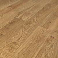 Eiche-Parkett mit natürlicher Maserung, natürlichen Ästen und schwarz gespachtelten Rissen in warmem Holzfarbton.