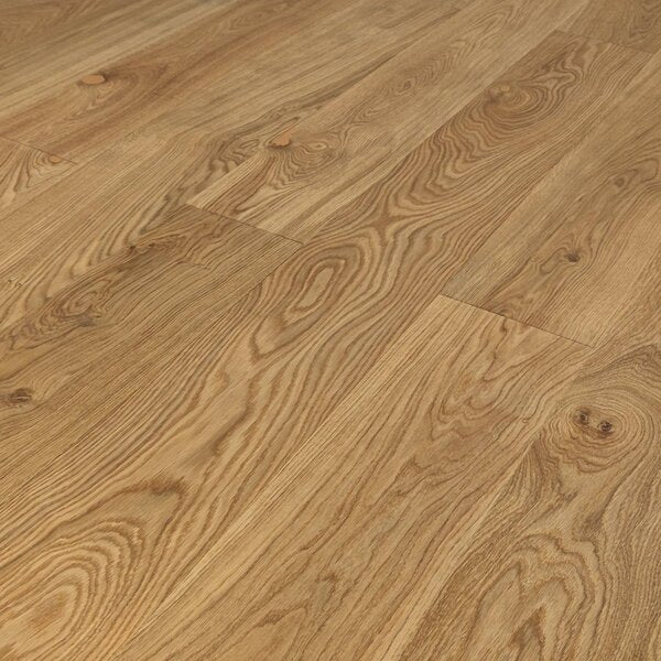 Eiche-Parkett mit natürlicher Maserung, natürlichen Ästen und schwarz gespachtelten Rissen in warmem Holzfarbton.