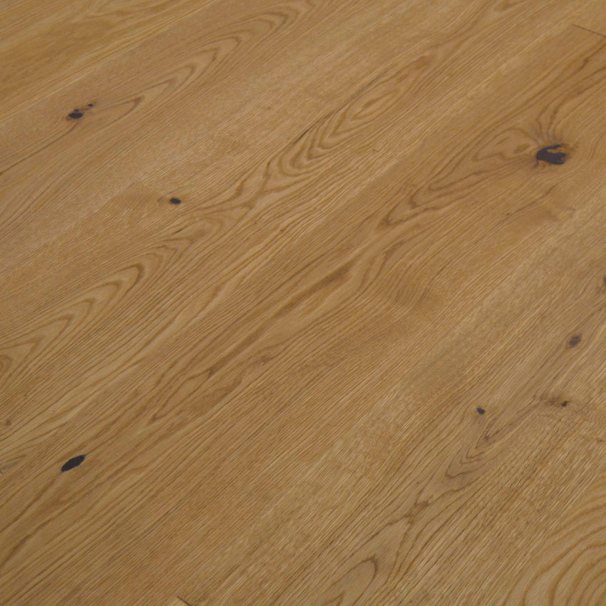 Rustikales Eiche-Parkett mit lebendiger Maserung, natürlichen Ästen und schwarz gespachtelten Rissen in warmem Holzfarbton.