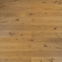 Rustikales Eiche-Parkett mit lebendiger Maserung, natürlichen Ästen und schwarz gespachtelten Rissen in warmem Holzfarbton.