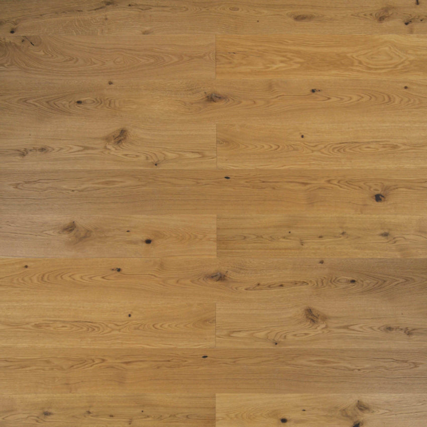 Rustikales Eiche-Parkett mit lebendiger Maserung, natürlichen Ästen und schwarz gespachtelten Rissen in warmem Holzfarbton.