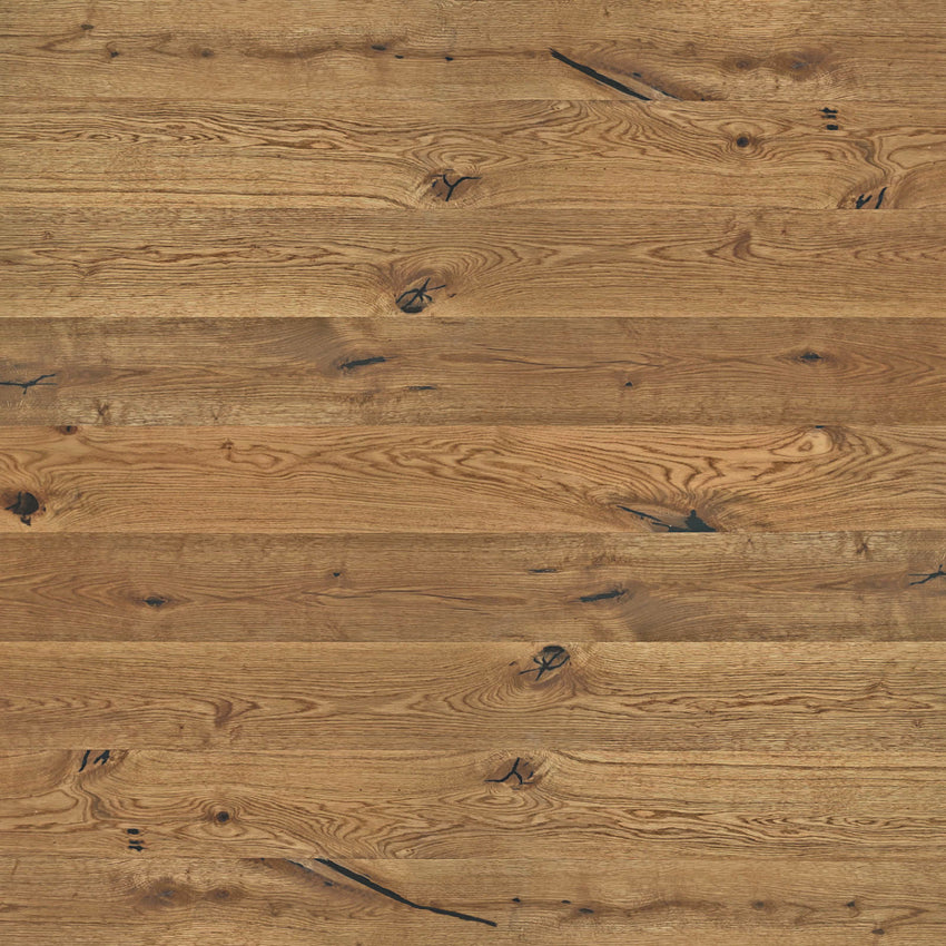 Rustikales Eiche-Parkett mit lebendiger Maserung, natürlichen Ästen und schwarz gespachtelten Rissen in warmem Holzfarbton.