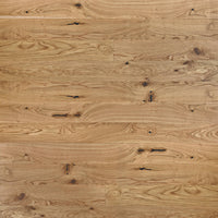 Rustikales Eiche-Parkett mit lebendiger Maserung, natürlichen Ästen und schwarz gespachtelten Rissen in warmem Holzfarbton.