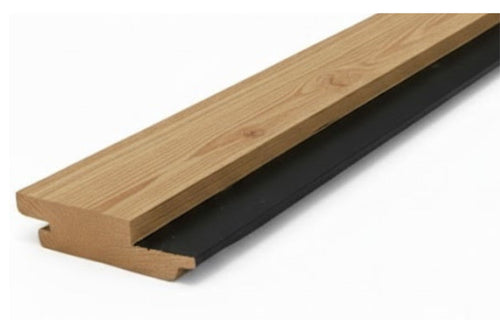 Detailaufnahme eines Blackline-Lärche-Profils mit naturbelassener Holzoberfläche und schwarzer Feder.