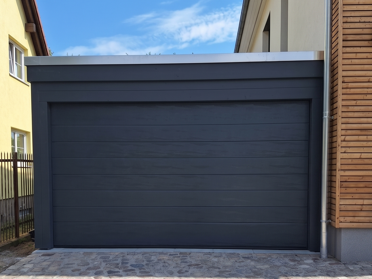 carport Klar Linie mit Garagentor und Gründach