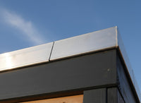 Detailaufnahme des modernen Gartenhaus-Dachrandprofils aus Aluminium