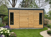 Modernes Gartenhaus mit horizontaler Rhombusschalung aus Lärche und zwei vertikalen Fenstern, eingebettet in einen gepflegten Garten