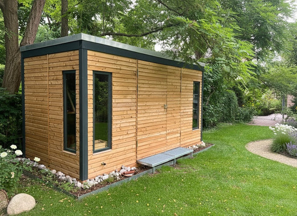 Modernes Gartenhaus aus Holz mit vertikalen Fenstern und Rhombusschalung, eingebettet in einen gepflegten Garten