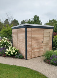 Modernes Gartenhaus mit horizontaler Rhombusschalung aus Lärche und flachem Dach, umgeben von Blumenbeeten