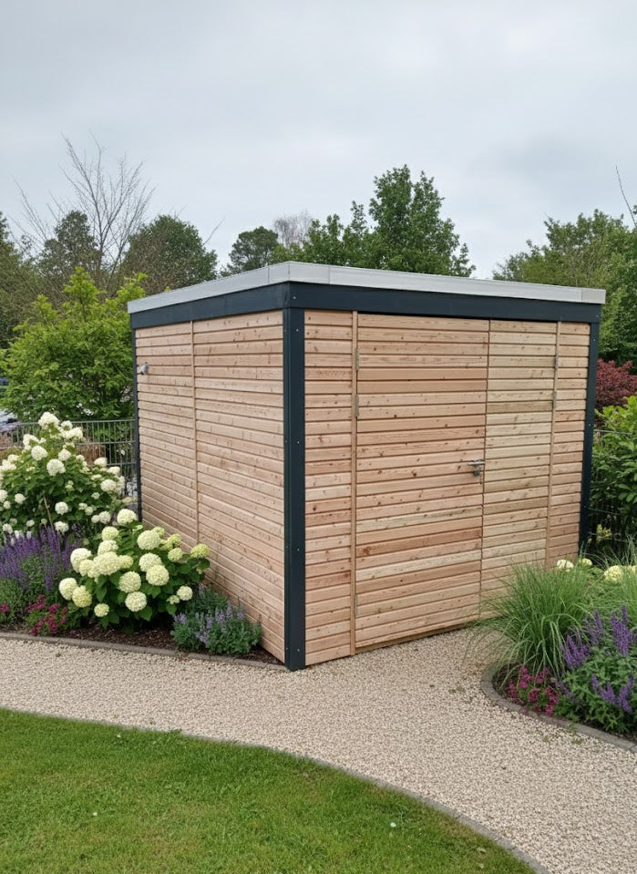Modernes Gartenhaus mit horizontaler Rhombusschalung aus Lärche und flachem Dach, umgeben von Blumenbeeten