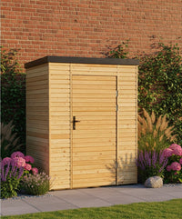 Moderner Gartenschrank aus Lärchenholz mit Rhombusfassadenprofil vor einer Backsteinwand, umgeben von Blumenbeeten und Gartenpflanzen.