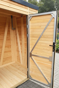 Offen stehender Gartenschrank aus Massivholz mit geöffneter Stahlrahmentür und sichtbarer Innenkonstruktion aus Lärchenholz.