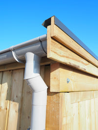 PVC-Fallrohr und Regenrinne an der Eckkonstruktion vom Holzgerätehaus Classic  mit dunkel beschichtetem Dachrandprofil