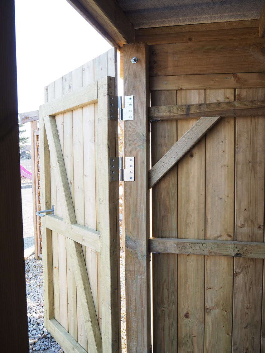 Geöffnete Holzrahmentür vom Gerätehaus Classic mit sichtbaren Scharnieren, Blick von innen nach außen