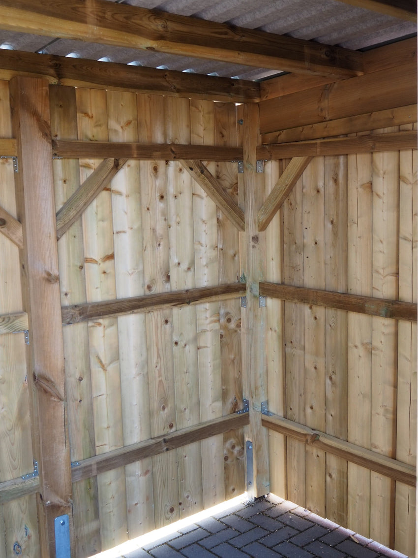 Innenansicht vom Holzgerätehaus Classic mit sichtbarer Rahmenkonstruktion, Profilwänden und Pflasterboden