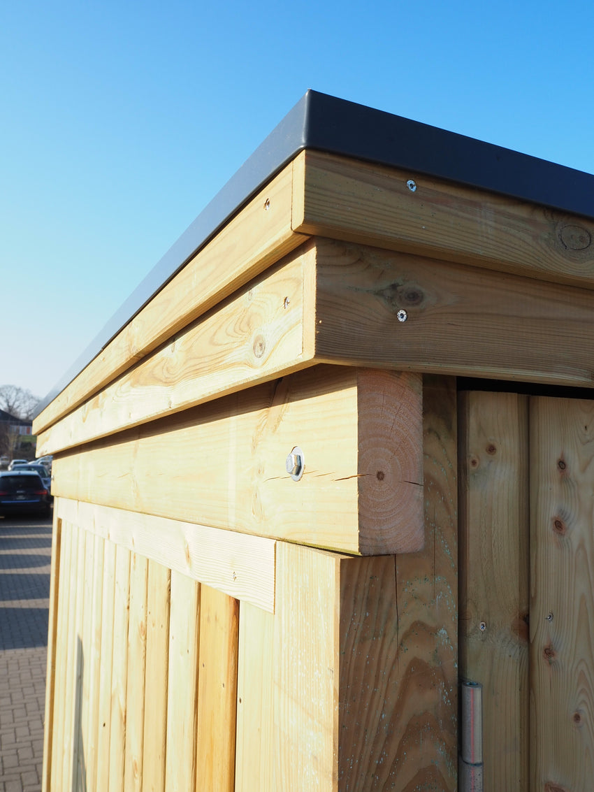 massives Holzgerätehaus mit dunkel beschichtetem Dachrandprofil
