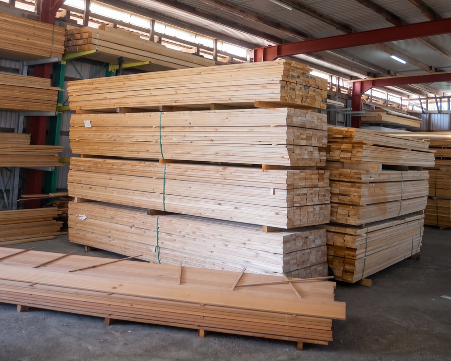 Holz_Latten_in_der_Halle