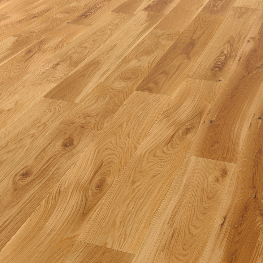 Massivholzdielen aus geölter, rustikaler Eiche mit natürlicher Maserung in warmen Brauntönen, sauber verlegt in einer gleichmäßigen Fläche.