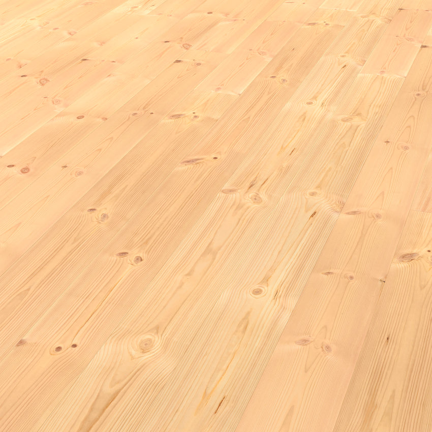 Unbehandelter Kiefernholzboden mit heller, natürlicher Maserung und sichtbaren Aststellen in weich wirkender, gleichmäßiger Dielenstruktur.