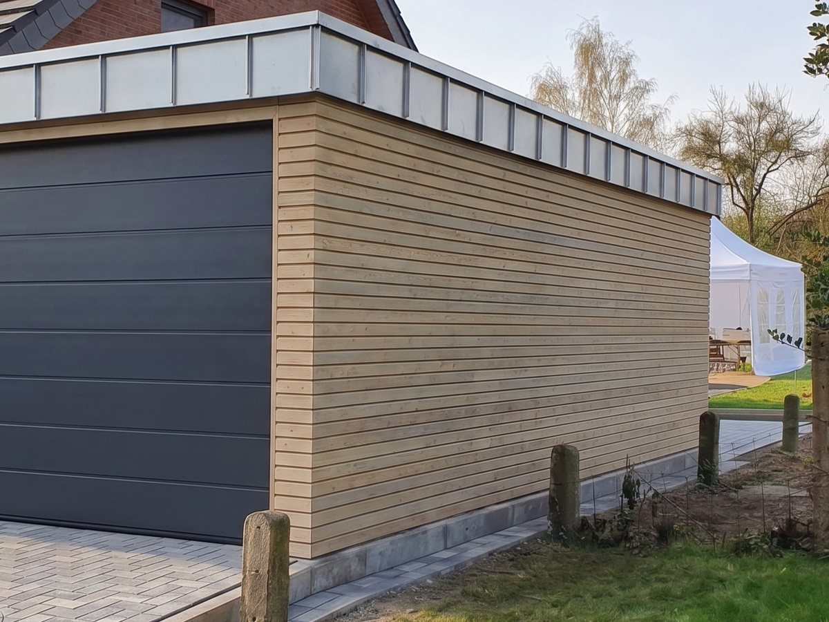 Rhombusfassade Garage lasiert