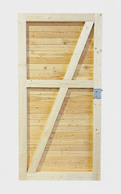 Rückansicht einer massiven Holztür für das Gartenhaus KLARE LINIE, mit diagonaler Verstrebung