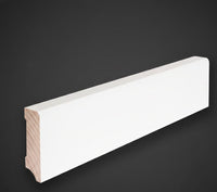 Weiße Sockelleiste aus Holz mit abgerundeter Oberkante, Detailansicht der Profilform.