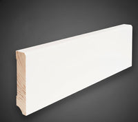 Weiße Sockelleiste aus Holz mit abgerundeter Oberkante, Detailansicht der Profilform.