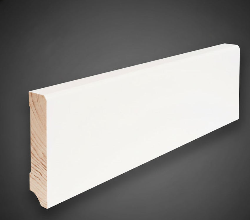 Weiße Sockelleiste aus Holz mit abgerundeter Oberkante, Detailansicht der Profilform.