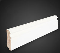 Weiße, profilierte Sockelleiste aus massiver Kiefer, seitlich dargestellt mit sichtbarer Profilierung und Holzstruktur.