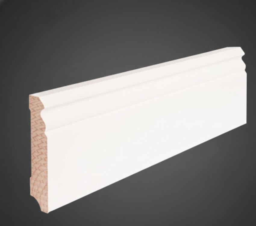 Weiße, profilierte Sockelleiste aus massiver Kiefer, seitlich dargestellt mit sichtbarer Profilierung und Holzstruktur.