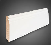 Weiße, profilierte Sockelleiste aus massiver Kiefer, seitlich dargestellt mit sichtbarer Profilierung und Holzstruktur.