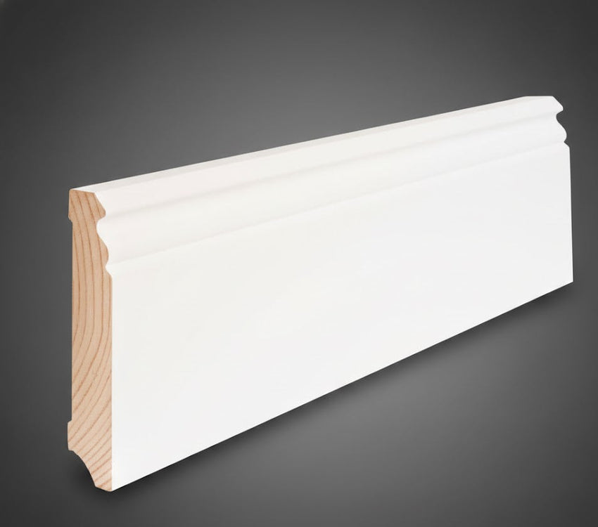 Weiße, profilierte Sockelleiste aus massiver Kiefer, seitlich dargestellt mit sichtbarer Profilierung und Holzstruktur.