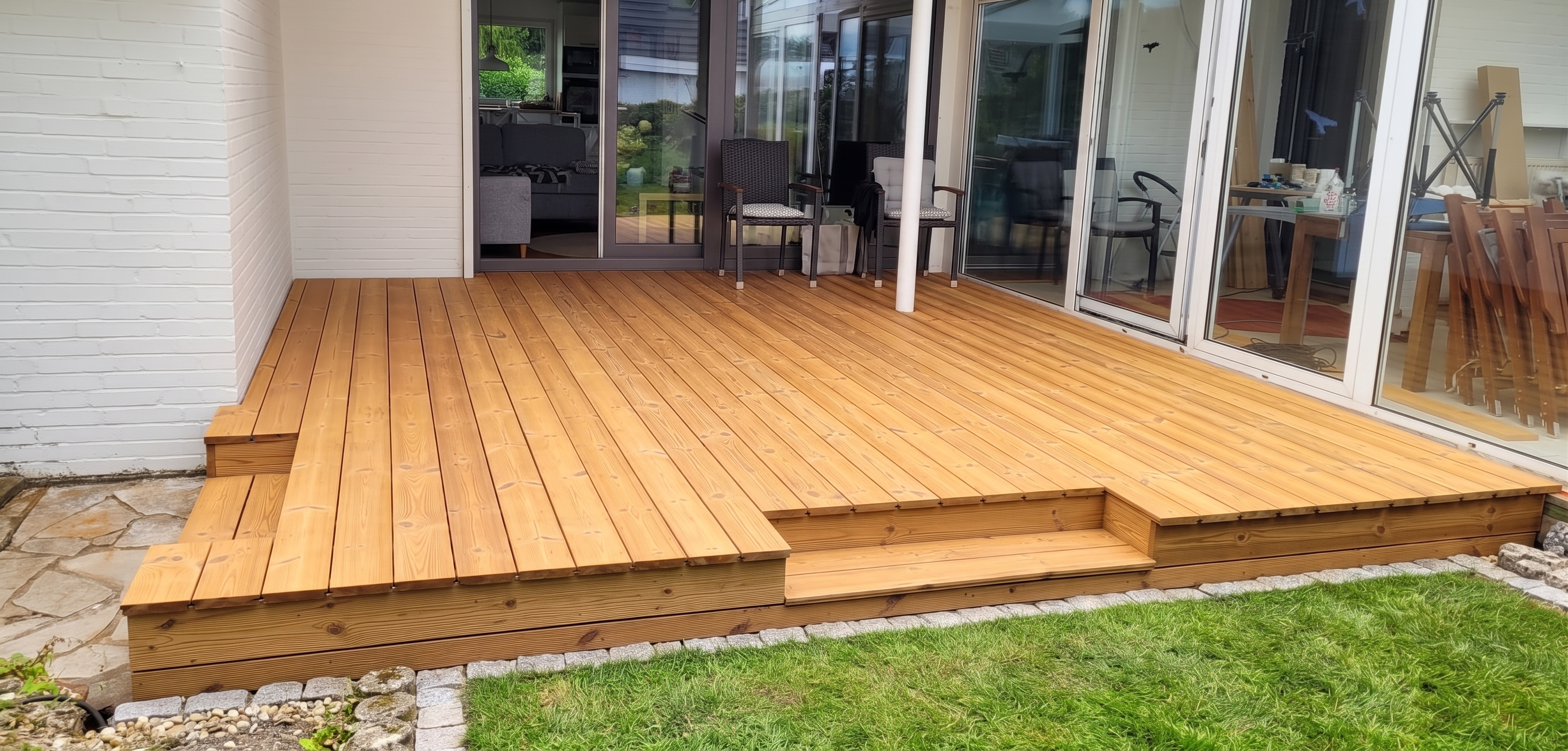 Terrasse_Thermoholz_mit_inegrierten_Stufen_-_breit