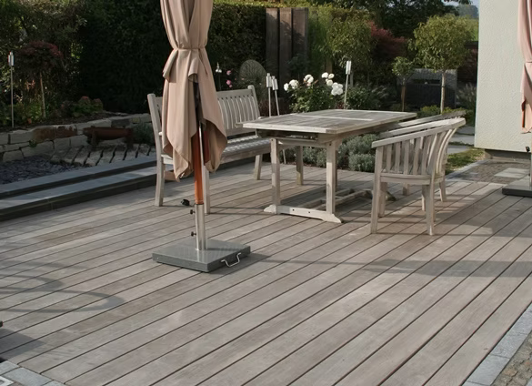 Terrasse_angegraut_Hartholz_hochwertig