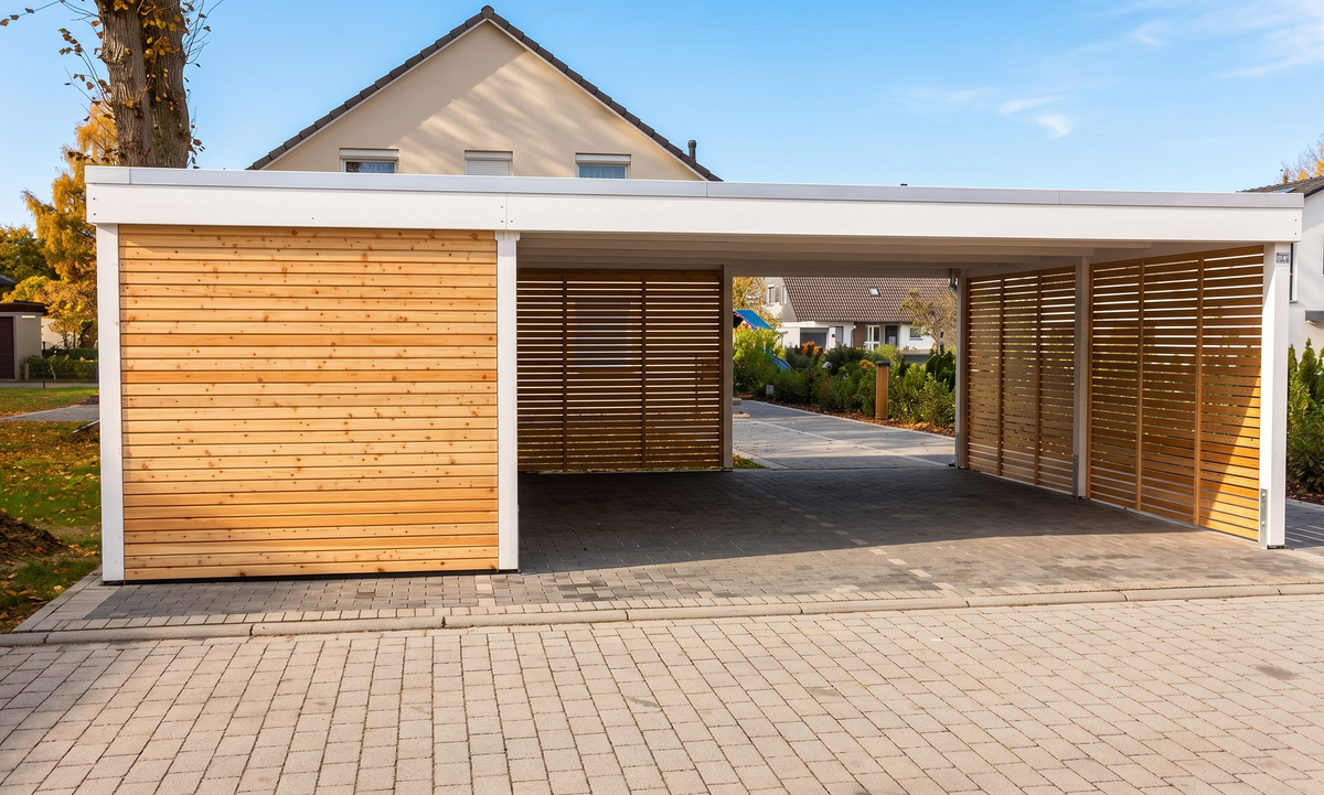 Carport Klare Linie in weiß mit großem seitlichen Abstellraum